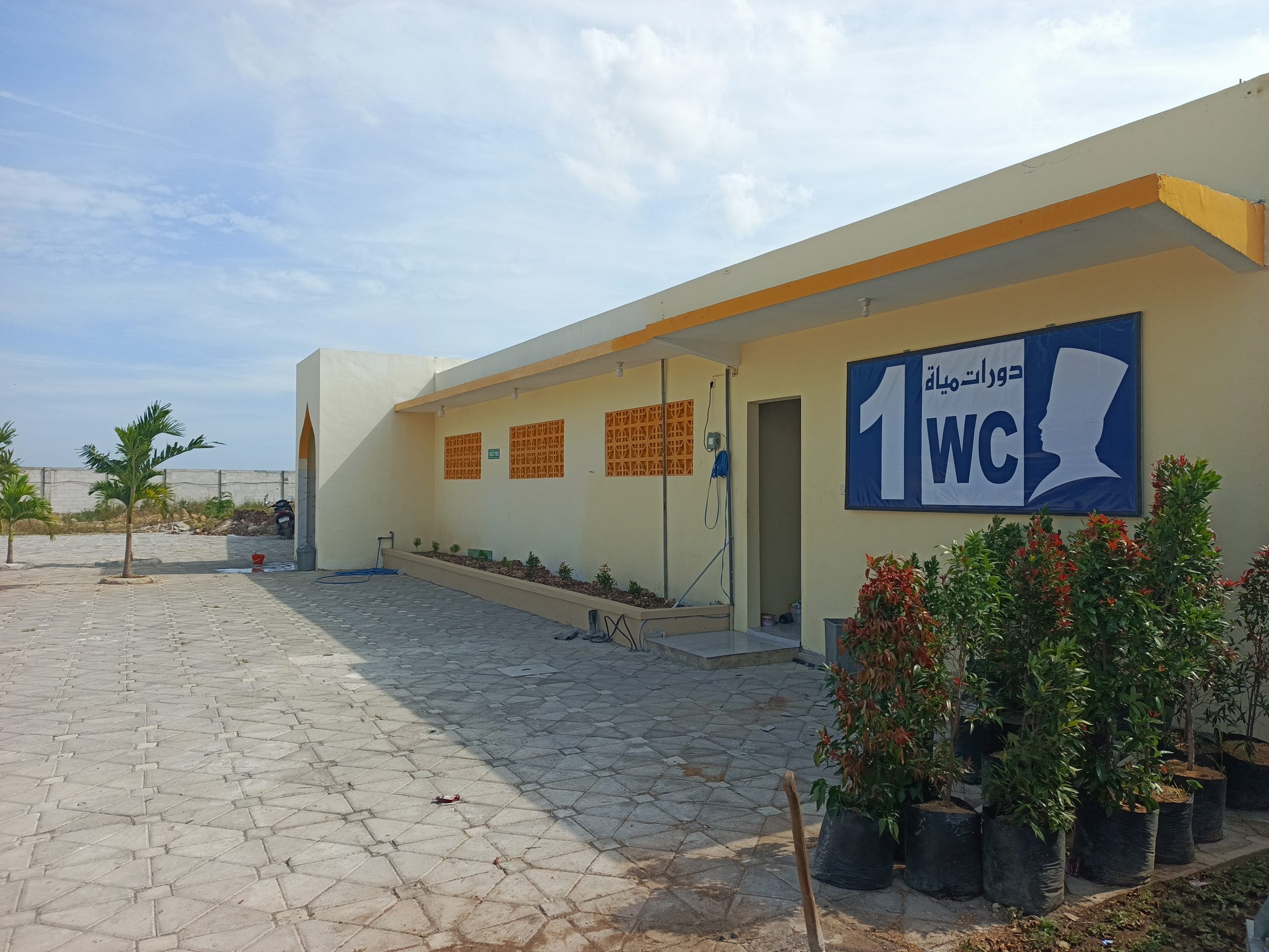 Toilet berjejer khusus pria